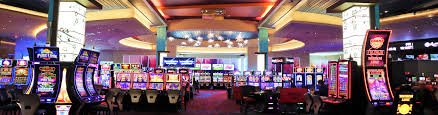 Antarmuka aplikasi mobile luna.togel menampilkan sportsbook dan kasino langsung